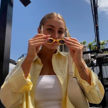 Y for YAN, B for BLondie! 🍋✨☀️אין ספק שצהוב זה ה-צבע של הקיץ. ובפרינט הבלונדי ההיסטרי שלנו, זה אמאלה 🤤. קליק דחוף לאתר והוא אצלכם ✨